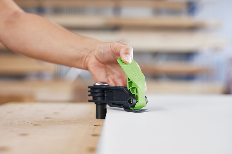 Un morsetto viene fissato sul piano MFT