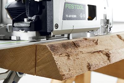 Primo piano di una lama Festool che taglia del legno