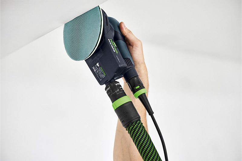 L'angolo viene trattato con una levigatrice e un abrasivo a rete