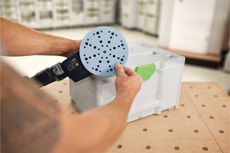 Una persona posiziona un abrasivo Granat sul platorello