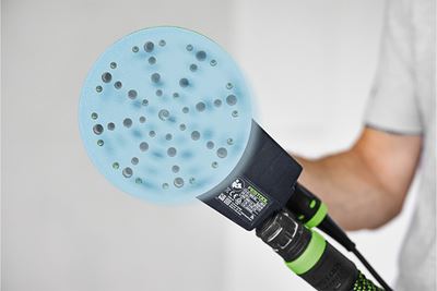 L'abrasivo si muove sulla levigatrice orbitale