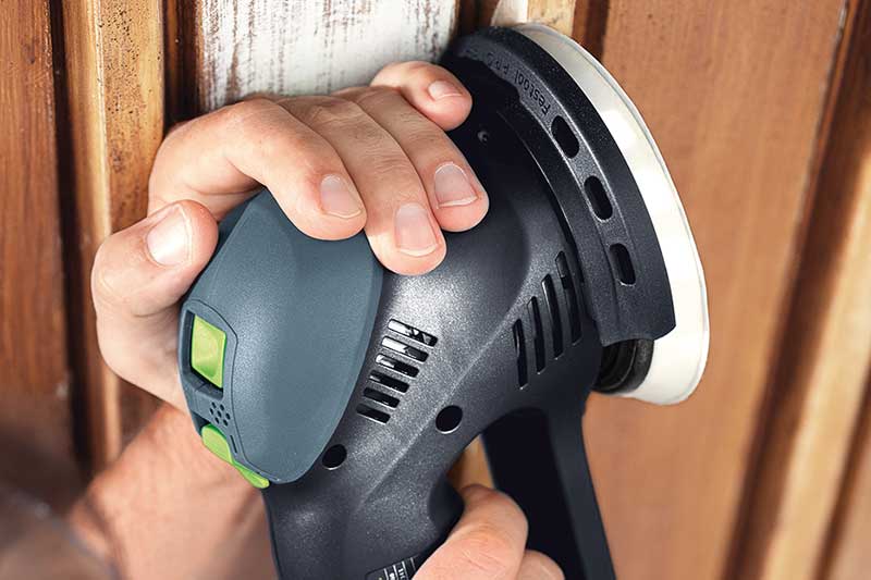 Un bordo in legno viene levigato con l'abrasivo Rubin