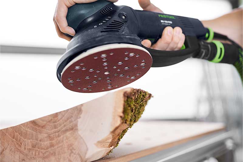 Un pezzo di legno viene levigato con la levigatrice Rotex e l'abrasivo Rubin adatto
