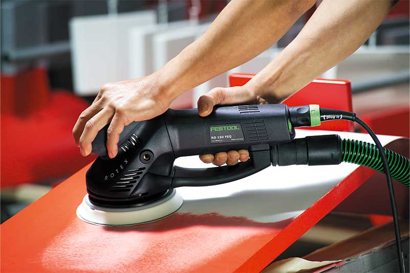 Una superficie rossa viene trattata con una levigatrice Rotex