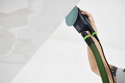 Una levigatrice Festool con platorello durante l'utilizzo