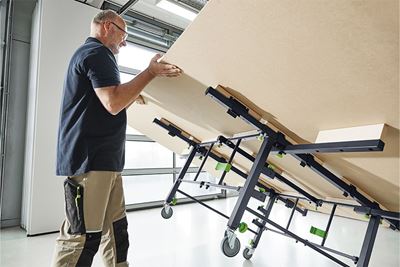 Un pannello di grandi dimensioni viene sollevato con il piano MFT