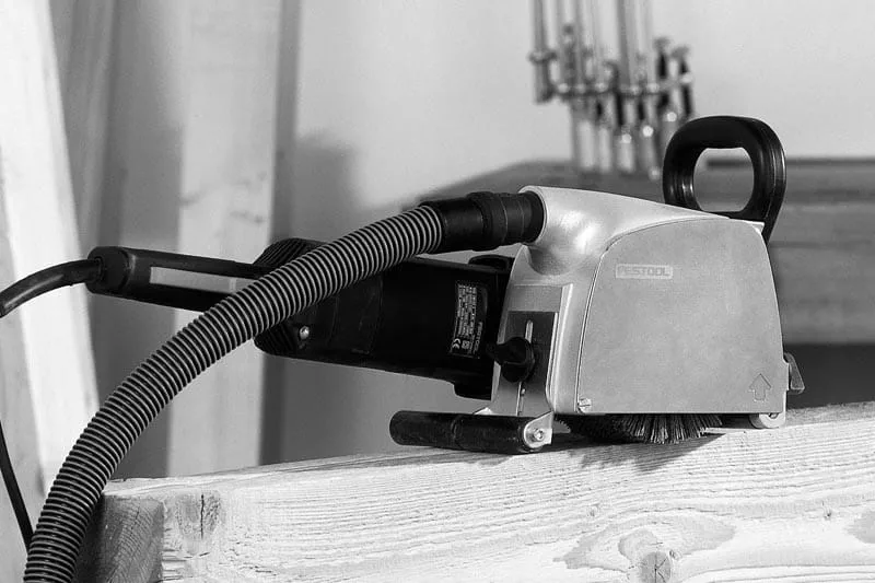 Spazzolare il legno per invecchiarlo e conferire una bella struttura alle superfici in legno
