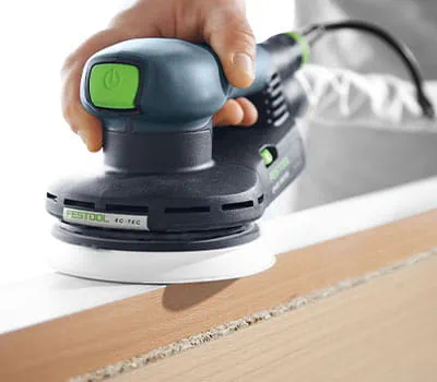 Levigando superfici impiallacciate, vi è pericolo di levigare in modo eccessivo