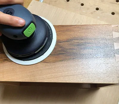 Per la levigatura intermedia della vernice, utilizzare l’abrasivo Brilliant