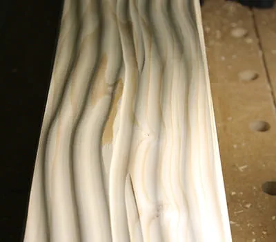 Disegno che si genera lavorando con una pialla a mano