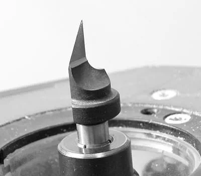 Fissare l’utensile di fresatura nella pinza di serraggio della fresatrice verticale