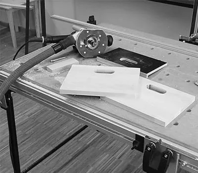 Rilascio del pulsante di arresto della fresatrice