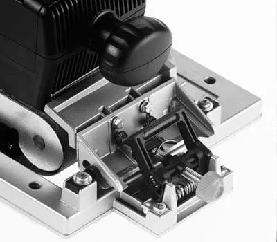 Sollevando la levigatrice a nastro è possibile controllare la superficie già levigata