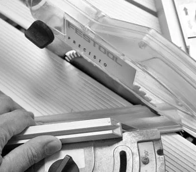 Taglio di listello profilato a smusso