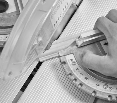 Tagliare esattamente passando sul segno con la sega