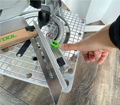 Allineare l'angolo con il metro