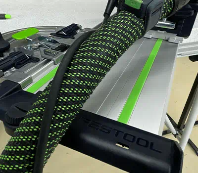 Sega ad affondamento con binario di guida