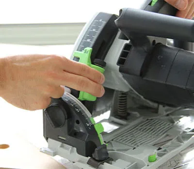 Inserire la lama a denti fitti.