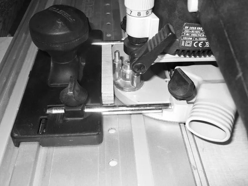 Fissaggio binario di guida con morsetti