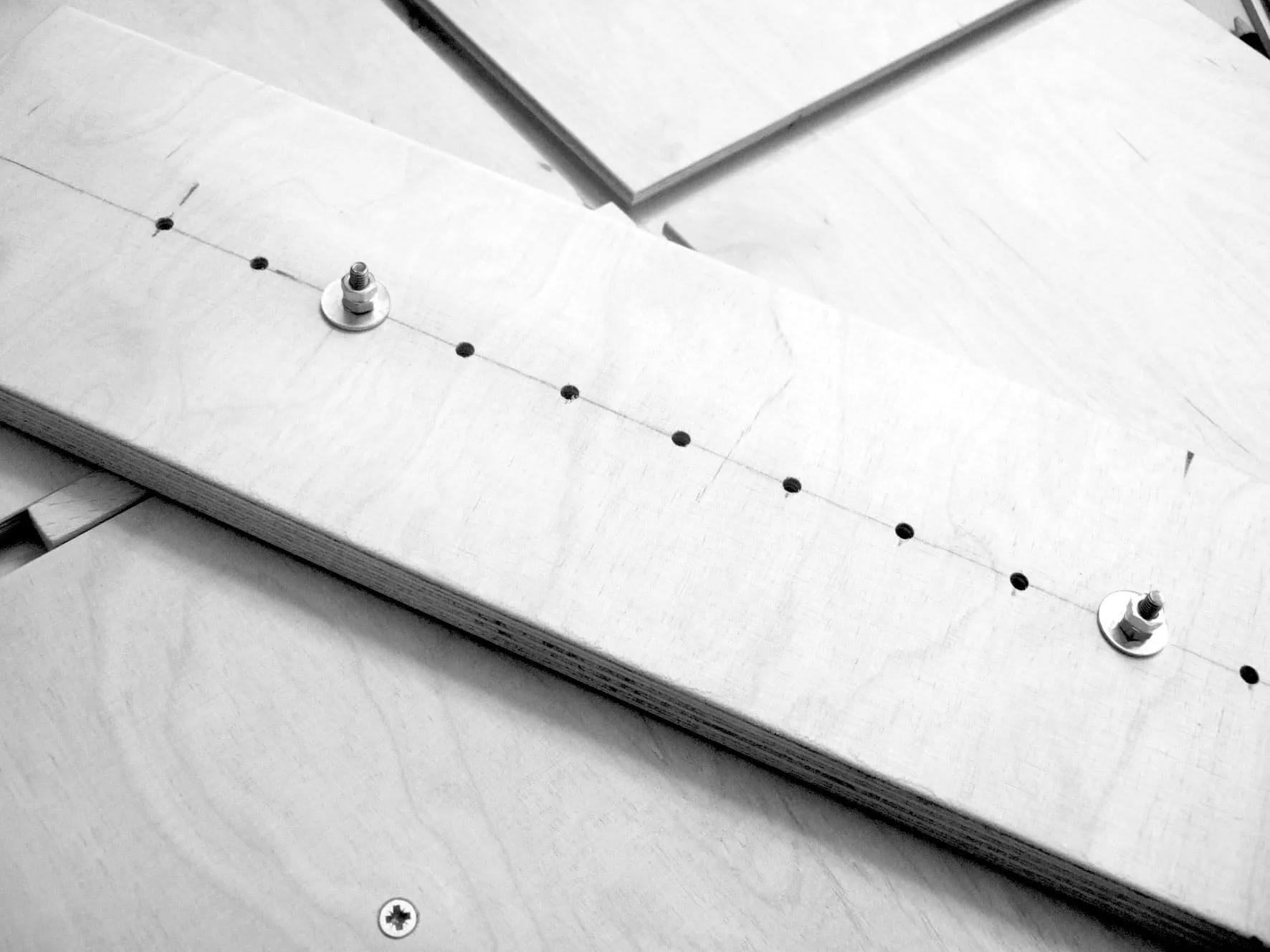 Applicazione viti nei fori