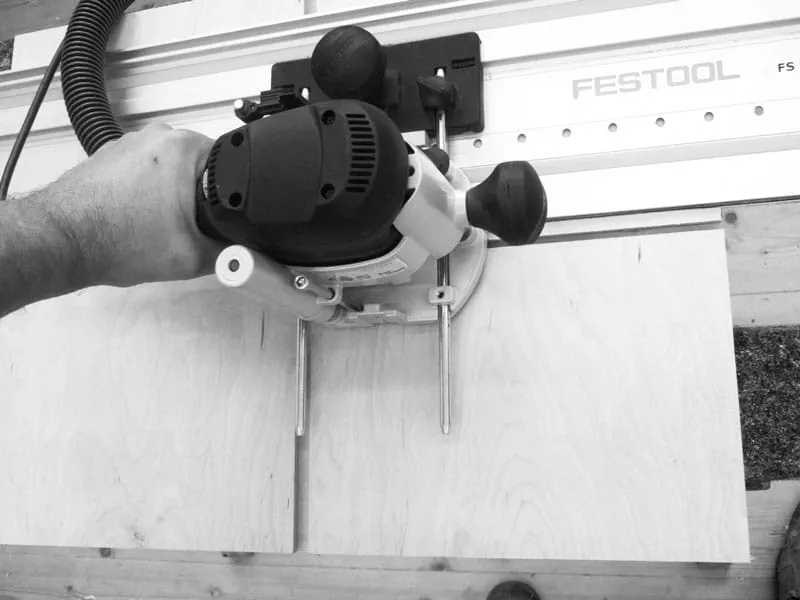 Fresatura di scanalature a T in pannello Multiplex