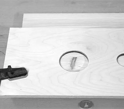 Fori al centro per il riparazione del nodo