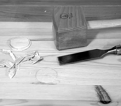 Rimozione della sporgenza con uno scalpello