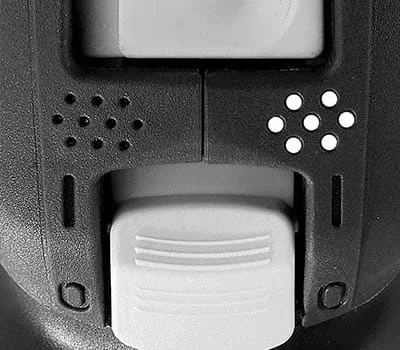 Rimozione di vecchia vernice di porte mediante levigatura