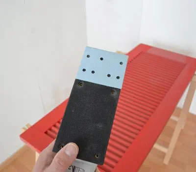 Le ante di finestre con rivestimento intatto si potranno lavorare al meglio con la levigatrice lineare DUPLEX e la piastra di levigatura per stecche di persiane.