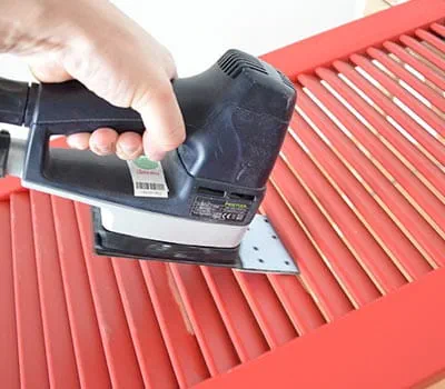 Posizionare la striscia abrasiva sulla zona anteriore della piastra di levigatura per stecche