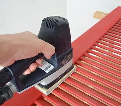 Montare la piastra di levigatura standard sulla levigatrice lineare