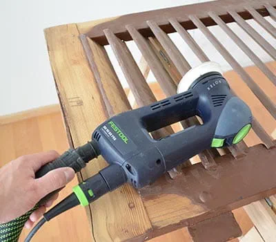 Se lo strato di vernice è fortemente danneggiato, occorrerà in parte asportarlo fino a raggiungere il legno.