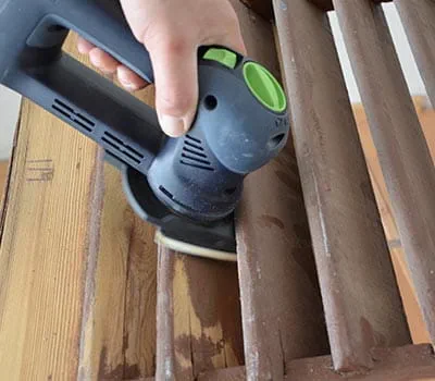 Levigare le stecche fino a quando la superficie presenti la qualità desiderata.