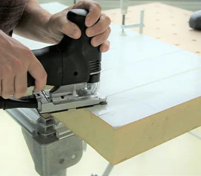 Con una lieve spinta in avanti segare l'intaglio o il raggio nei pannelli sandwich