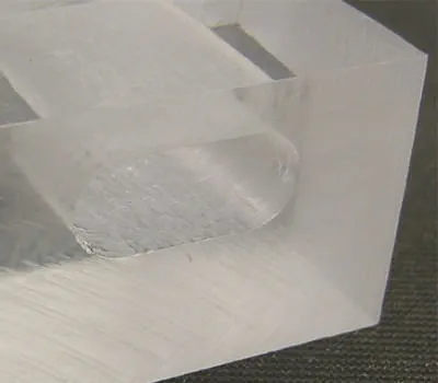 spigoli di taglio trasparenti sul plexiglas