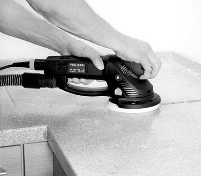 Spianatura iniziale di cordoni di colla grossolani e sporgenze di materiale