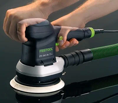 Impostare il numero di giri sui livelli 3-4. La macchina andrà ora fatta scorrere sul legno, lentamente e senza esercitare pressione.