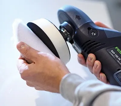 Applicare il pelo d’agnello sulla lucidatrice rotativa.