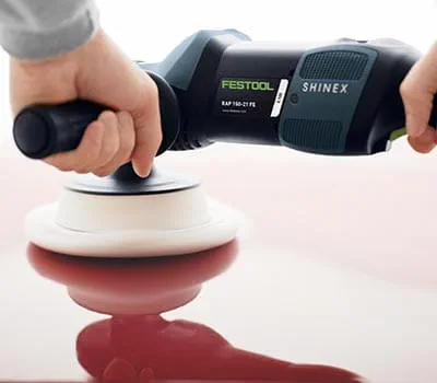 In caso di colori molto delicati, potrà essere necessario proseguire, per ottenere il grado di lucentezza desiderato.