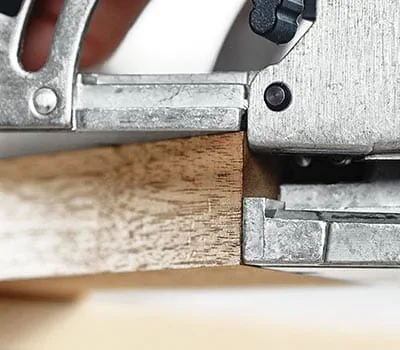 Per il secondo foro di fresatura, contrassegnare la posizione, oppure scorrere con la macchina esternamente, a filo, sulla punta della zona obliqua