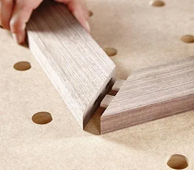 Introdurre i tasselli, utilizzando una buona quantità di colla