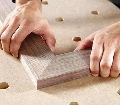 Assemblare quindi i profili del telaio