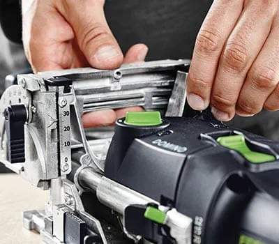 Regolare l’altezza di fresatura in base allo spessore del pezzo in lavorazione