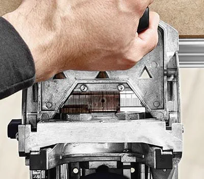 Praticare i fori di fresatura, contrassegnando o utilizzando il sistema di riscontro