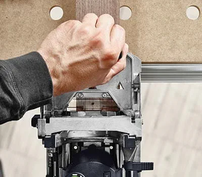 In questo caso, il secondo foro di fresatura andrà praticato mediante il nottolino di riscontro