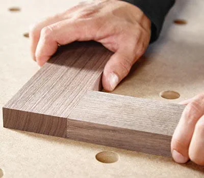 Incollare ora i profili del telaio