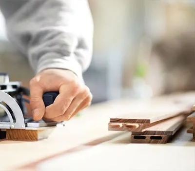 Se, dopo la giunzione, i profili del telaio in legno andranno scanalati o rivettati, per la fresatura dei fori dei tasselli andrà dapprima sommata la profondità di battuta