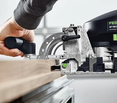 Nel profilo longitudinale, praticare i fori di fresatura, anch’essi con profondità 70 mm