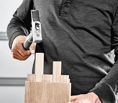 Smussare leggermente sui bordi il tassello tagliato a misura, utilizzando un tampone di levigatura