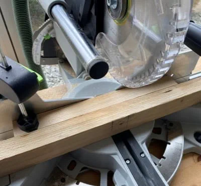 Appoggiare il pezzo sul piano della KAPEX